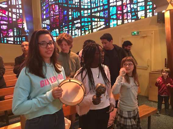 La croix fleurie lors de la messe de dimanche à NDE